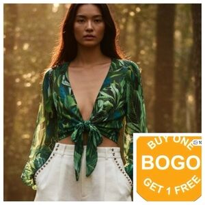 Akira Tie-Front Blouse Tropical print 
Cropped size Junior med NWOT